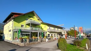 Gasthaus mit Tanke in Kasten an der Donau.webp